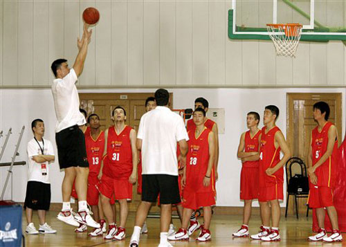 她负责在比 她负责在比