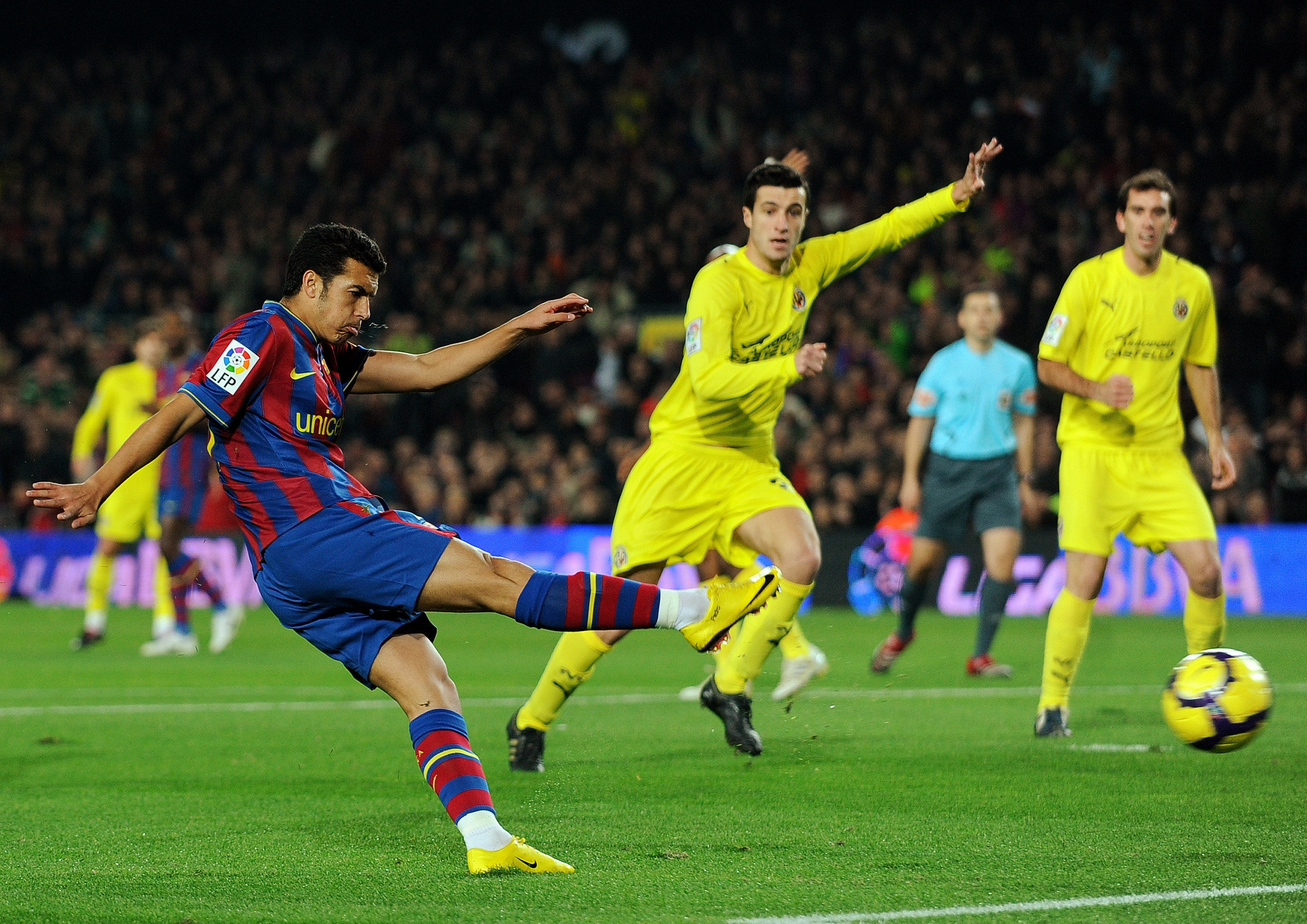 举足轻重的 举足轻重的